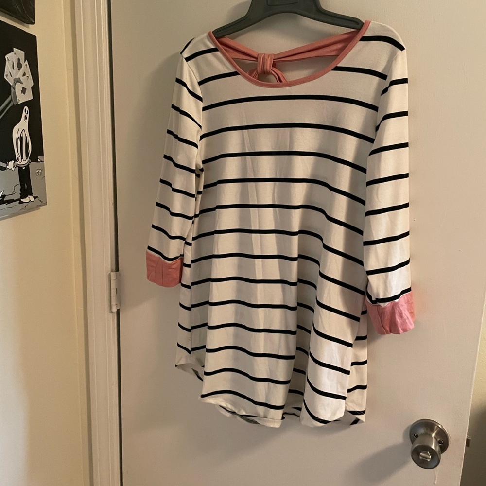 Medium shirt $10